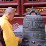 Mönch, Kutte, Gelb, Braun, Tempel, Rote Wand, Muster, Glocke, Mann Mönch, Kutte, Gelb, Braun, Tempel, Rote Wand, Muster, Glocke, Mann